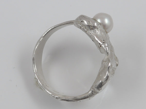 Deze zilveren ring is gegoten via een speciale zogenaamde Verloren-was-methode en heeft zo een organische vorm gekregen. De witte, zacht glanzende zoetwater parel zorgt voor een bijzondere uitstraling. Deze ring is opvallend uniek en heerlijk draagbaar bij vele outfits.