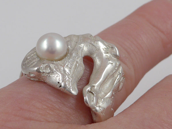 Deze zilveren ring is gegoten via een speciale zogenaamde Verloren-was-methode en heeft zo een organische vorm gekregen. De witte, zacht glanzende zoetwater parel zorgt voor een bijzondere uitstraling. Deze ring is opvallend uniek en heerlijk draagbaar bij vele outfits.