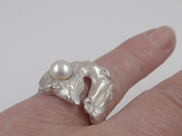 Deze zilveren ring is gegoten via een speciale zogenaamde Verloren-was-methode en heeft zo een organische vorm gekregen. De witte, zacht glanzende zoetwater parel zorgt voor een bijzondere uitstraling. Deze ring is opvallend uniek en heerlijk draagbaar bij vele outfits.