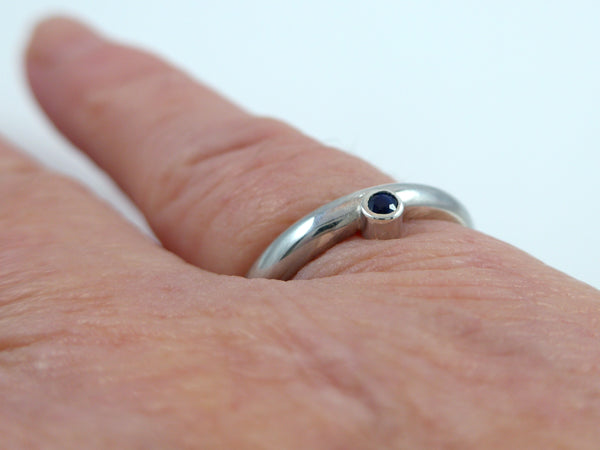 Een smalle, strak vormgegeven ring met een subtiele, echte blauwe Saffier is een draagbaar sieraad en staat elegant aan je hand. De ring is ook nog eens goed te combineren met andere ring. De scheen is halfrond en in de stevige zetting is de Saffier  goed beschermd. 