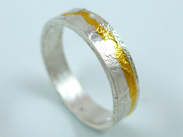 Zilveren ring met een open motief geïnspireerd op de klassieke ringen van weleer.
