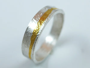 Zilveren ring met een open motief geïnspireerd op de klassieke ringen van weleer.