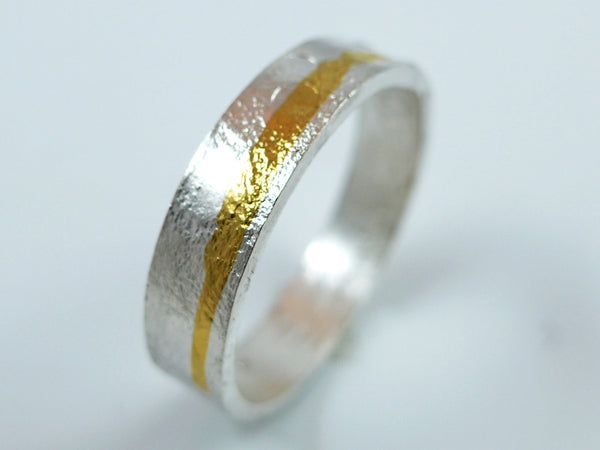 Zilveren ring met een open motief geïnspireerd op de klassieke ringen van weleer.