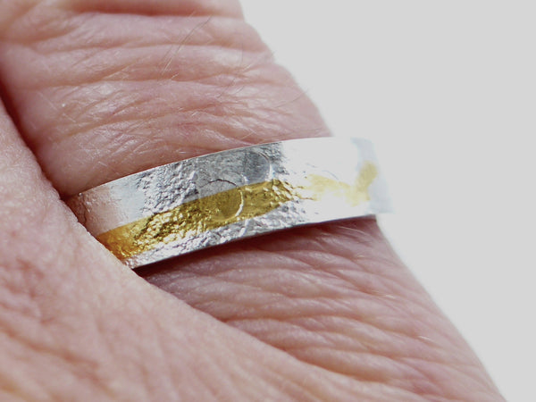 Zilveren ring met een open motief geïnspireerd op de klassieke ringen van weleer.