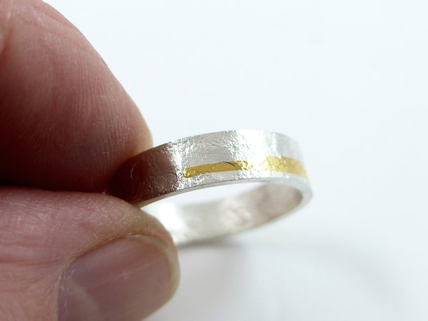 Zilveren ring met een open motief geïnspireerd op de klassieke ringen van weleer.
