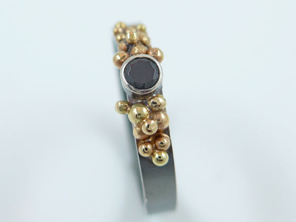 Zilveren ring met 14 karaat gouden granules en zwarte Zirconia
