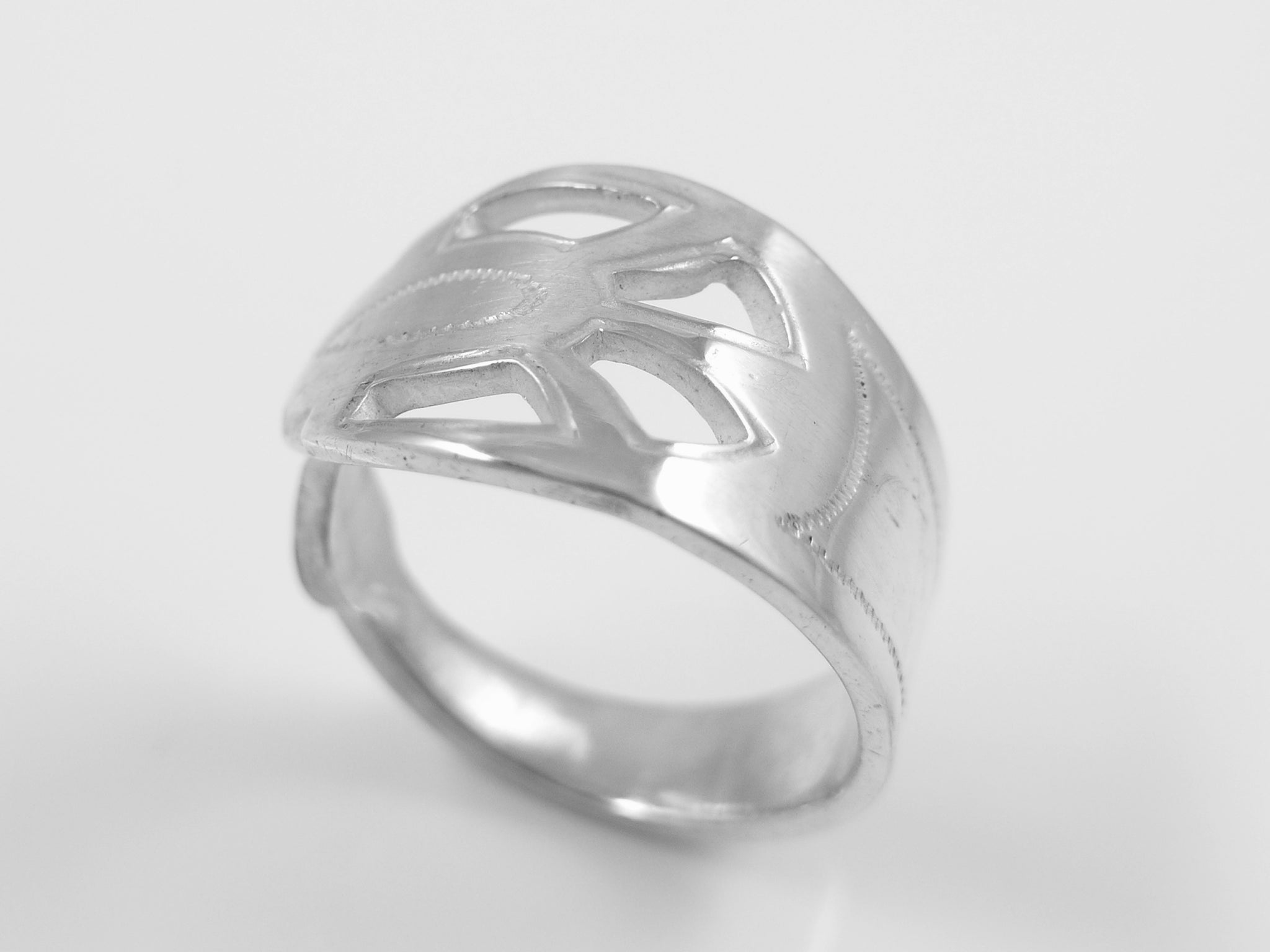Zilveren ring met een open motief geïnspireerd op de klassieke ringen van weleer.