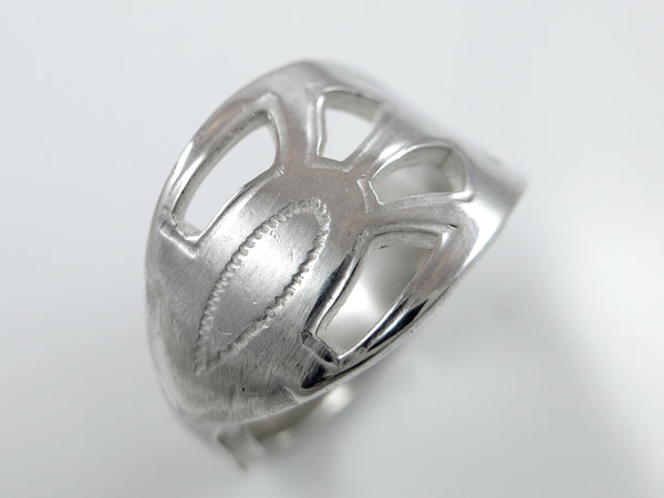 Zilveren ring met een open motief geïnspireerd op de klassieke ringen van weleer.