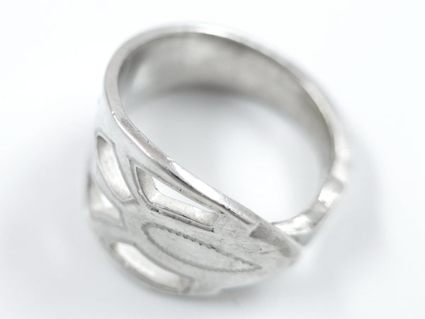 Zilveren ring met een open motief geïnspireerd op de klassieke ringen van weleer.