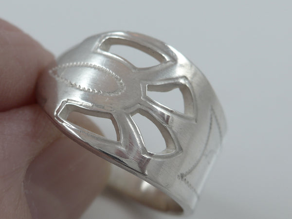 Zilveren ring met open, klassiek patroon