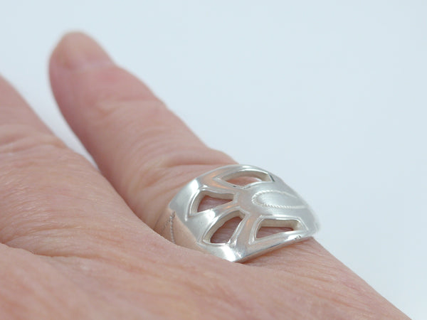 Zilveren ring met open, klassiek patroon