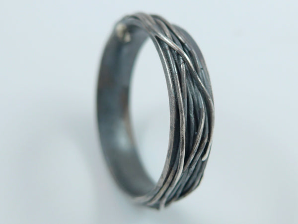 Zwarte ringen zijn altijd een tikkeltje anders opvallende dan een glanzend zilveren of gouden ring.  Deze ring is gezwart zilver en staat ook mooi als aanschuifring bij andere ringen.