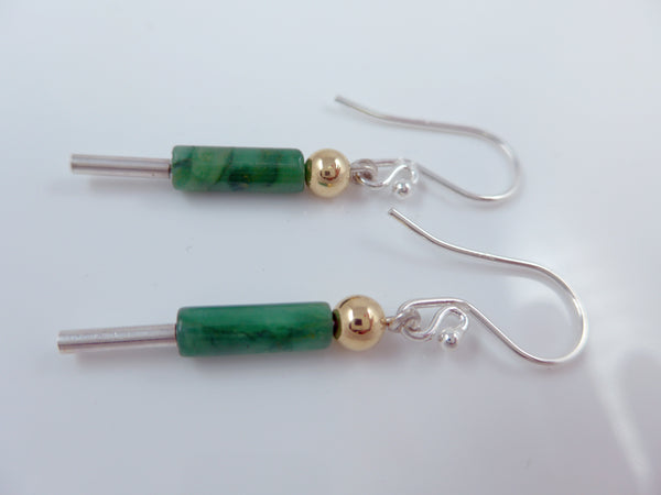Zilveren oorstekers met groene Jade en verguld bolletje