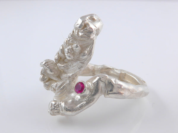 Zilveren ring in organische vorm met karmijnrode Robijn