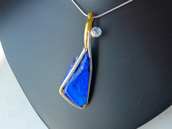 Zilveren hanger met ruwe Lapis Lazuli en geelgouden Keumbo