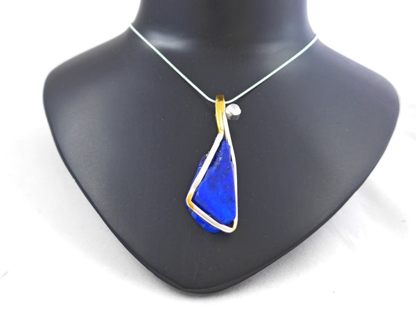 Zilveren hanger met ruwe Lapis Lazuli en geelgouden Keumbo