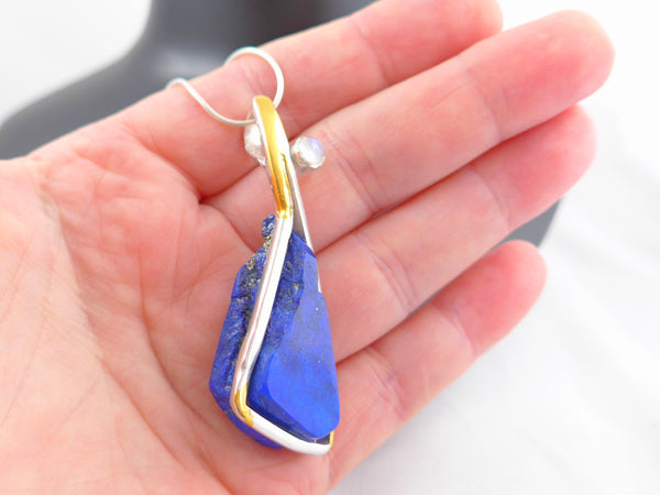 Zilveren hanger met ruwe Lapis Lazuli en geelgouden Keumbo