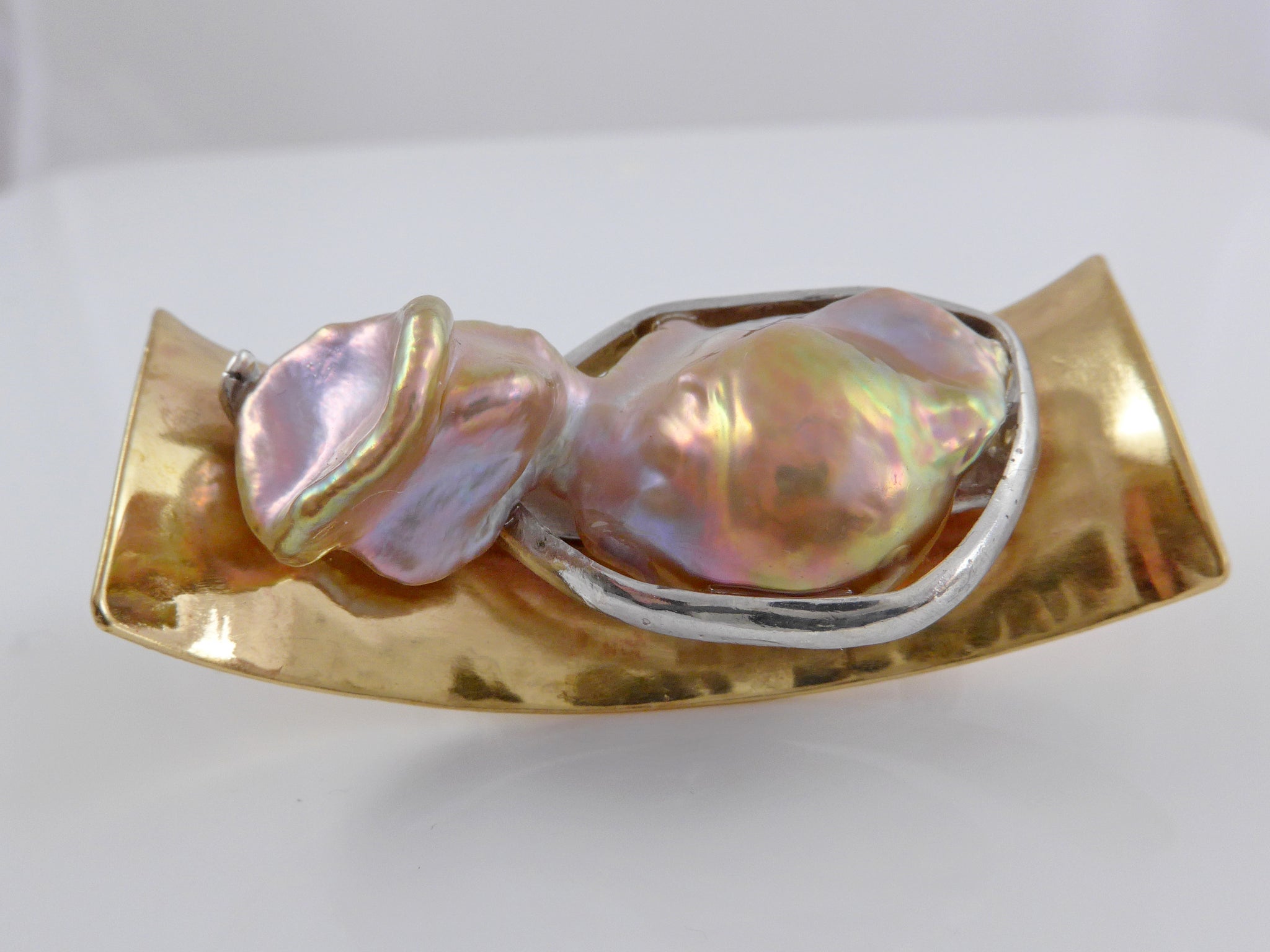 Broche met grote barokke Zoetwaterparel 