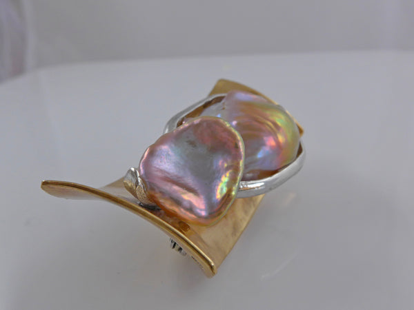 Broche met grote barokke Zoetwaterparel 