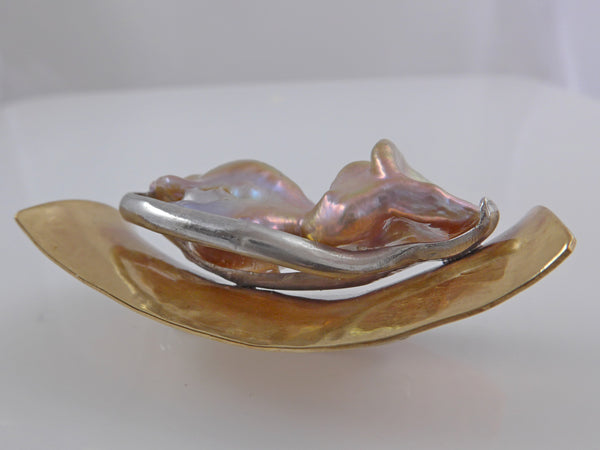 Broche met grote barokke Zoetwaterparel 
