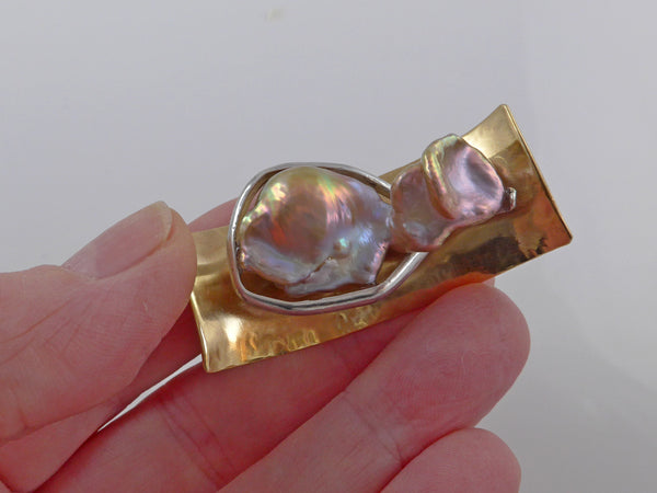 Broche met grote barokke Zoetwaterparel 