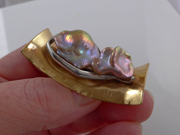 Broche met grote barokke Zoetwaterparel 