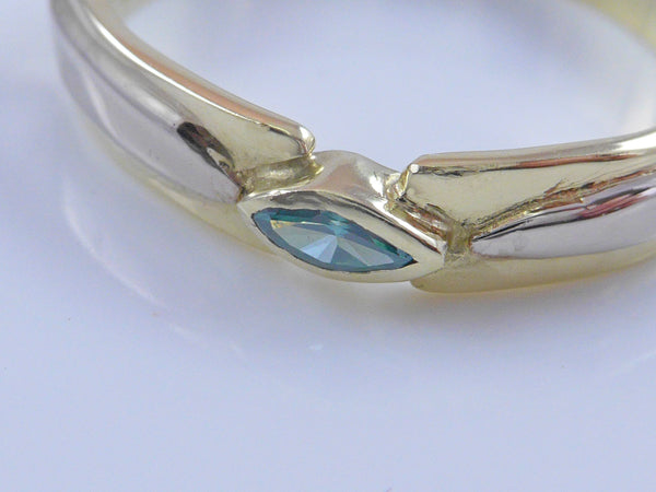 Blauwe marquise geslepen Diamant in geel en witgouden ring