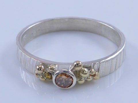 Zilveren ring met geelgouden granules en champagnekleurige Zirconia