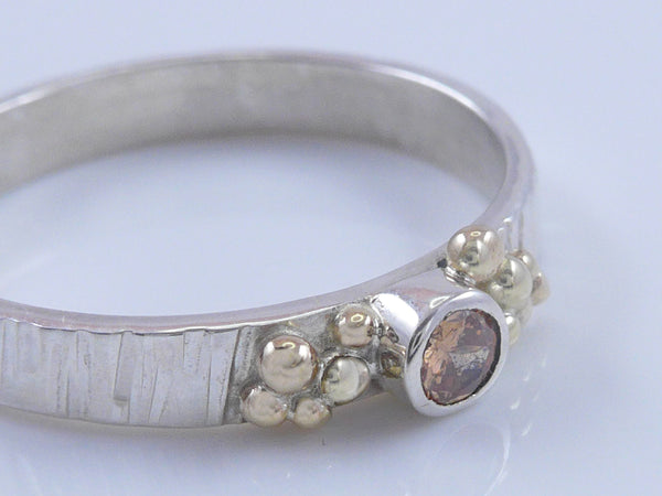 Zilveren ring met geelgouden granules en champagnekleurige Zirconia