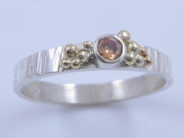 Zilveren ring met geelgouden granules en champagnekleurige Zirconia