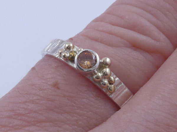 Zilveren ring met geelgouden granules en champagnekleurige Zirconia