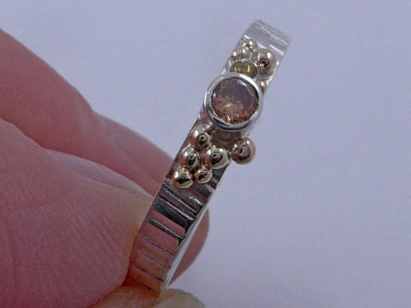 Zilveren ring met geelgouden granules en champagnekleurige Zirconia