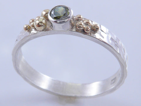 Zilveren ring met geelgouden granules en mosgroene Zirconia