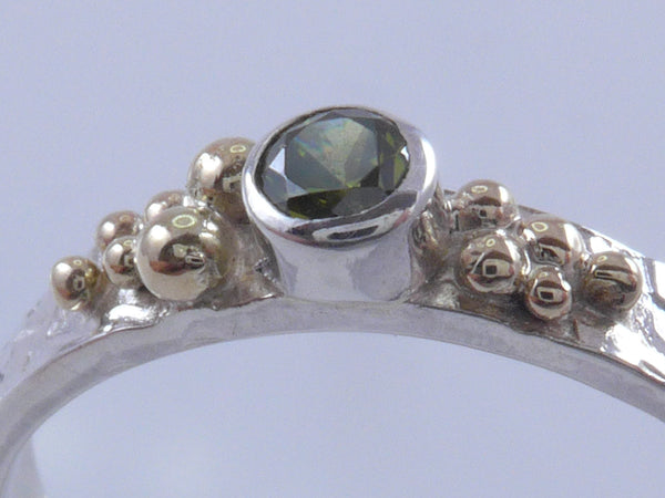 Zilveren ring met geelgouden granules en mosgroene Zirconia