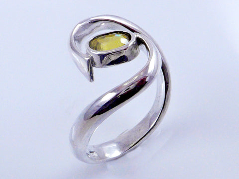 Zilveren ring met glanzende, geelgroene Titaniet in yin yang vorm