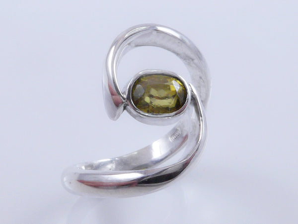 Zilveren ring met glanzende, geelgroene Titaniet in yin yang vorm
