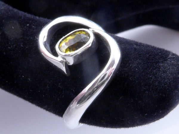 Zilveren ring met glanzende, geelgroene Titaniet in yin yang vorm