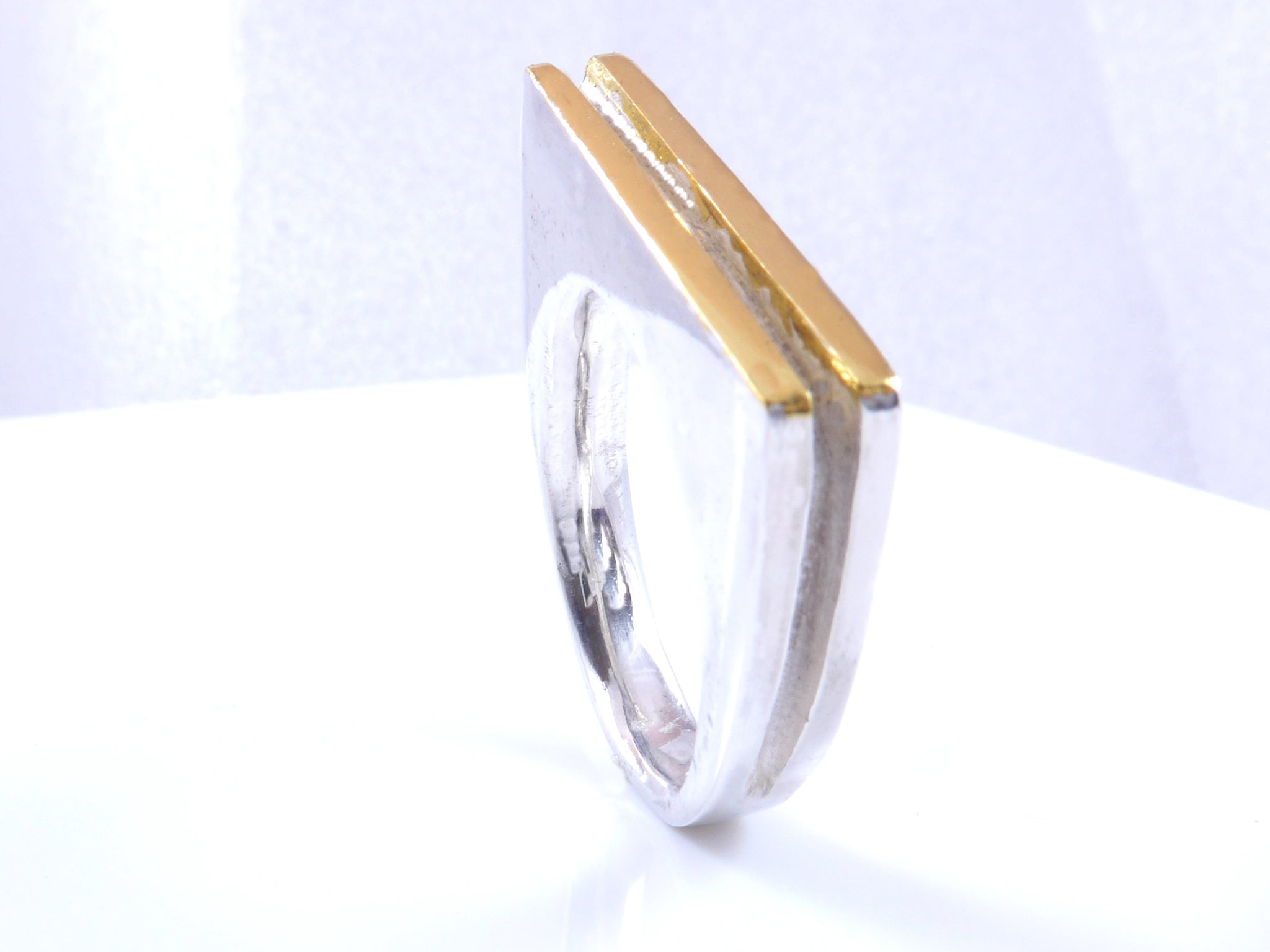 Massieve zilveren ring met geelgouden vlakken