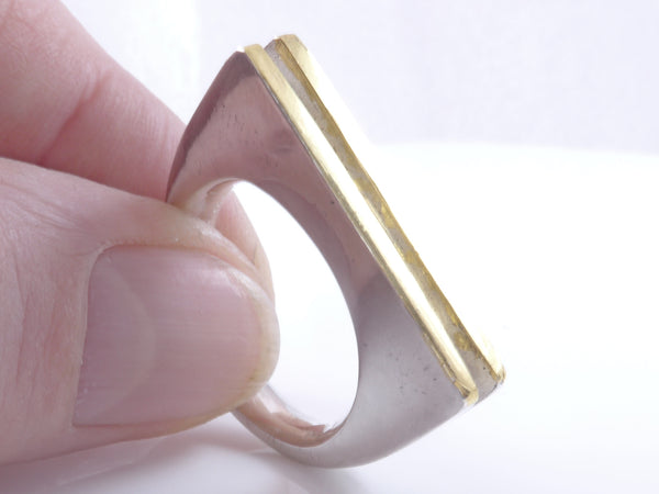 Massieve zilveren ring met geelgouden vlakken