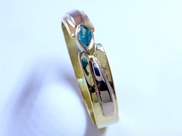 Blauwe marquise geslepen Diamant in geel en witgouden ring