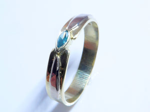 Blauwe marquise geslepen Diamant in geel en witgouden ring