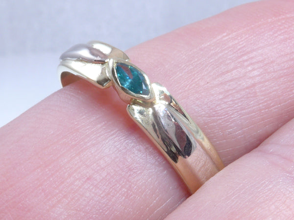 Blauwe marquise geslepen Diamant in geel en witgouden ring