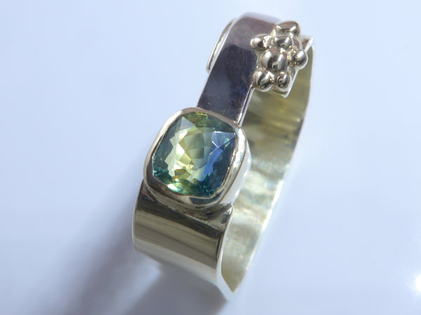 Prachtige Bicolor Saffier in geelgouden en witgouden ring met granules