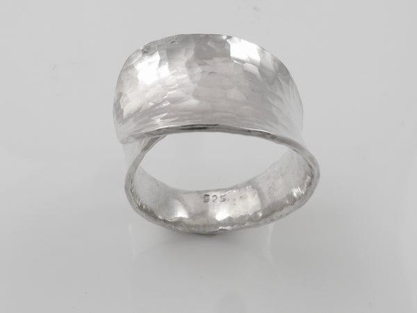 Zilveren ring anticlastisch gesmeed