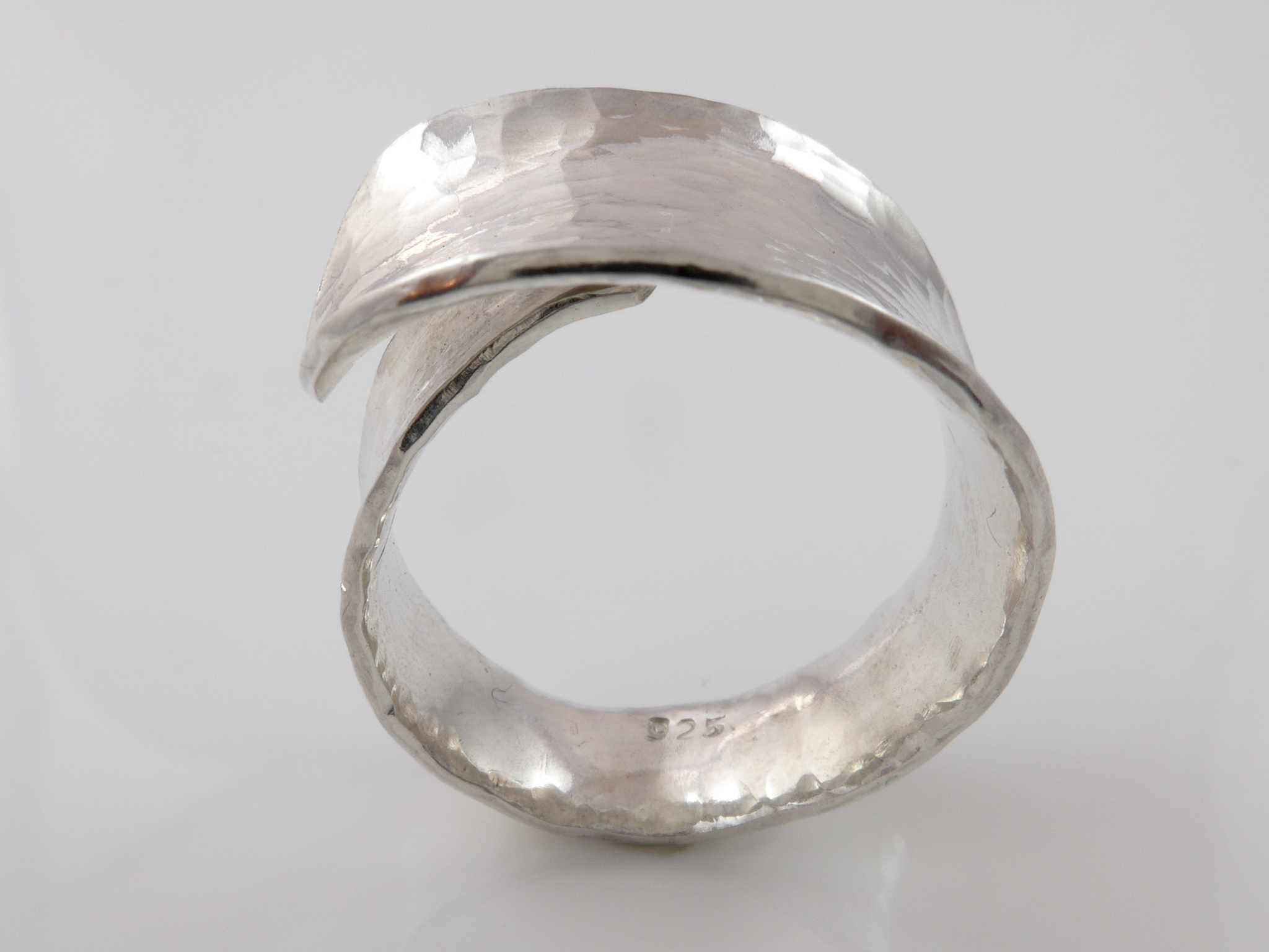 Zilveren ring anticlastisch gesmeed