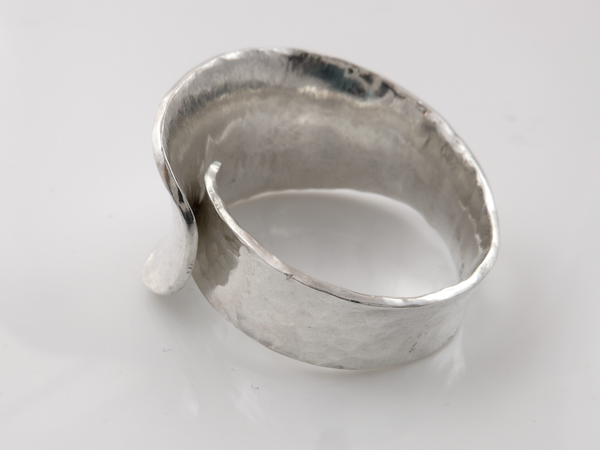 Zilveren ring anticlastisch gesmeed