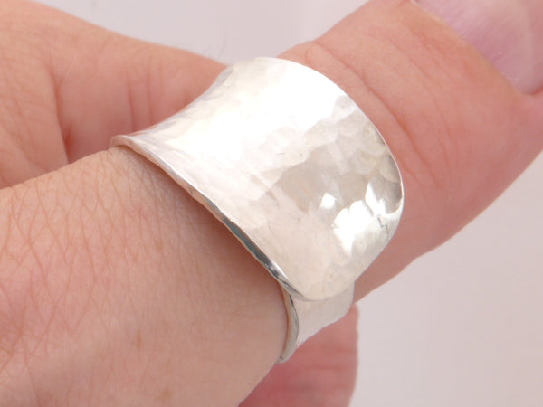 Zilveren ring anticlastisch gesmeed