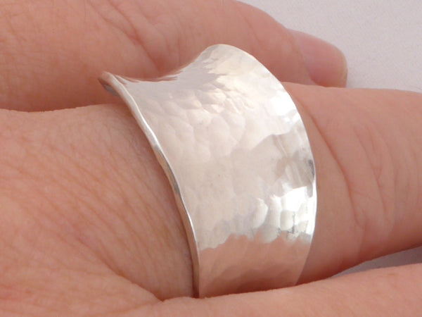 Zilveren ring anticlastisch gesmeed